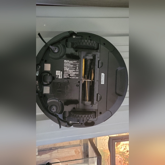 Shark robot vacuum - Picture 4 of 5